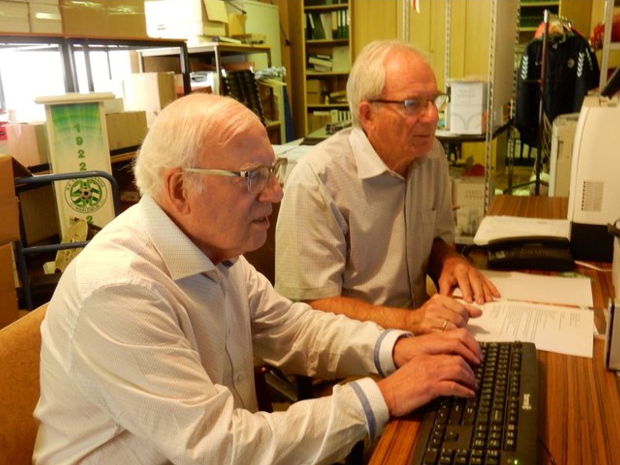 Gerard van den Enden neemt afscheid van de archiefgroep van Westlandia.