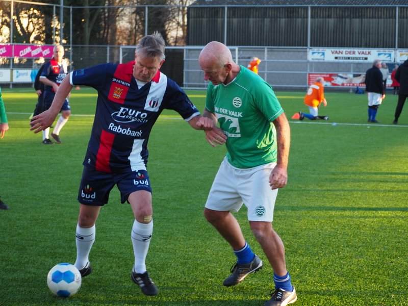 Oliebollen en voetballen.